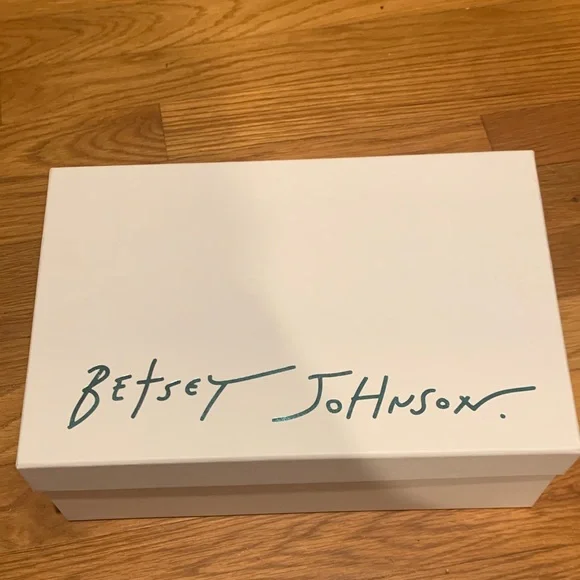 Betsey Johnson White Embroidered Heels - Picture 6 of 7